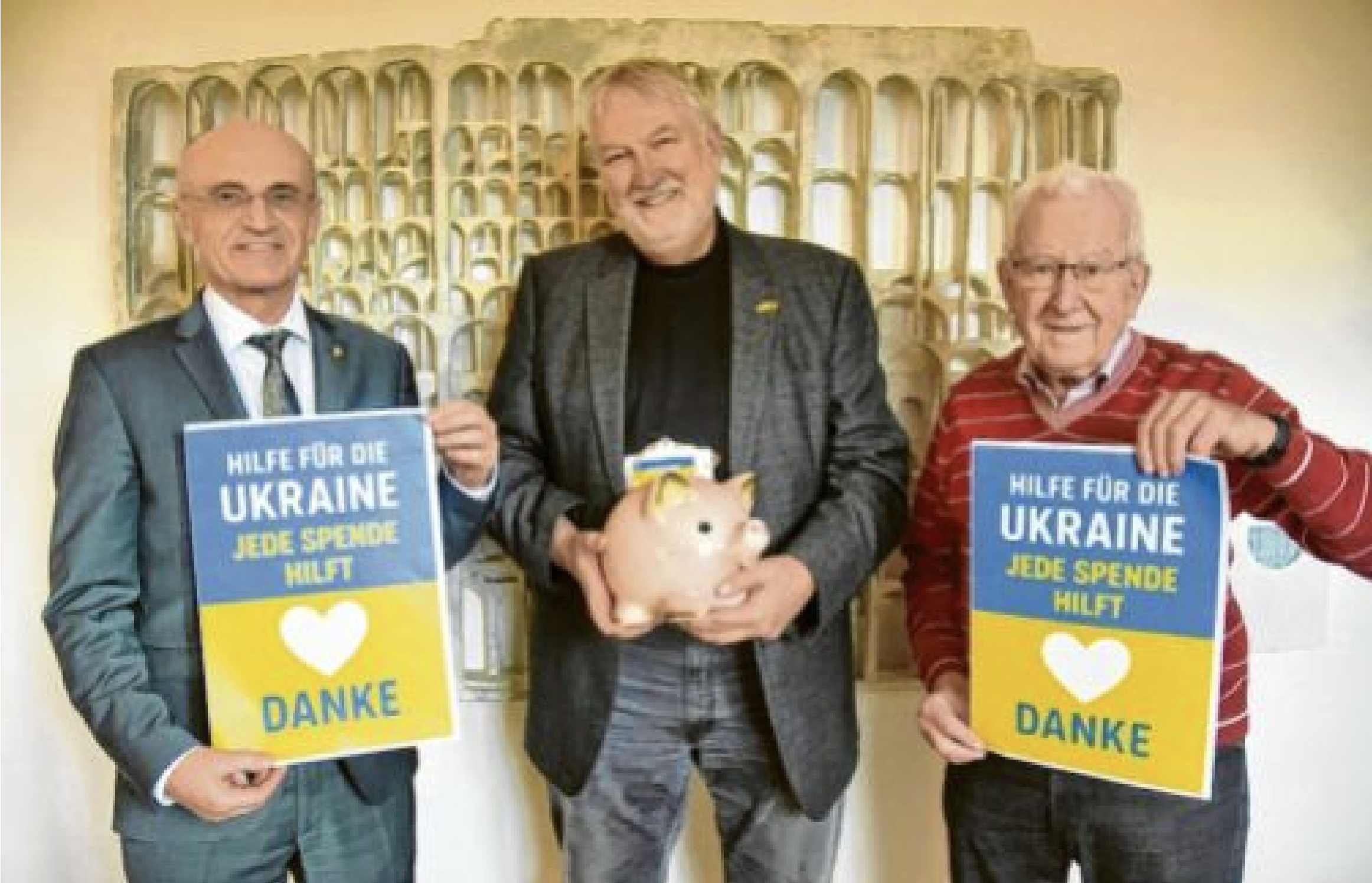 Solarenergie für Ukraine Spender Bild Landrat Wilhelm Schneider (links), Partnerschaftsbeauftragter Stephan Kolck (Mitte) und Wilhelm Wolpert vom Verein Haßfurt-hilft
