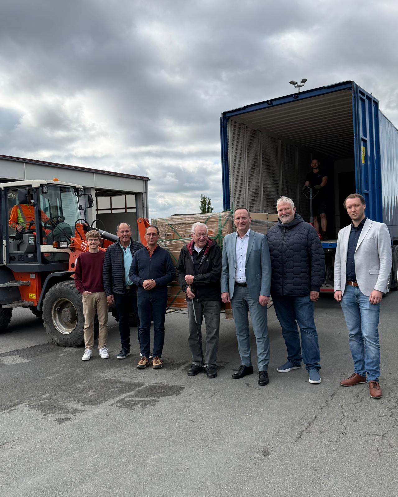 Verladung der Photovoltaikanlage im Kreisbauhof Haßfurt für das Krankenhaus in der ukrainischen Partnerstadt Mostyska – Landrat Michael Ziegler und Vereinsvertreter von Haßfurt hilft beim Hilfstransport